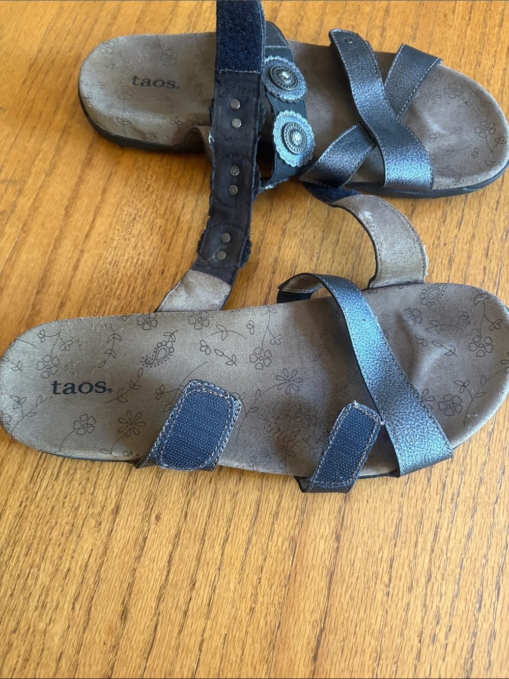 Taos Footwear Crisscross Slide Sandals with Medallion Accents size 10 - Picture 5 of 9